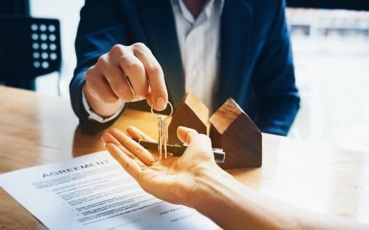 Bien immobilier hérité : faut-il vendre ou conserver ce patrimoine reçu en succession ?